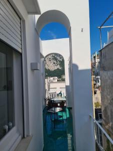 widok z balkonu domu ze stołem w obiekcie Casa Leucosia Suites w mieście Capri