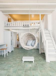 um quarto com um beliche e uma escada em Kalderimi Residencies em Astypalaia