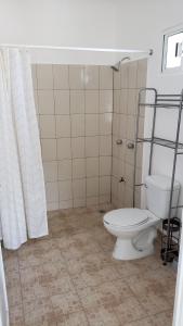 La salle de bains est pourvue d'une douche et de toilettes. dans l'établissement Studios at Main Park Cozumel, à Cozumel