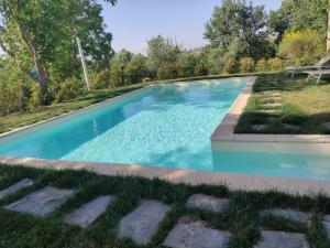 Agriturismo La Poderina内部或周边的泳池