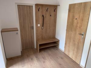 um quarto com duas portas de madeira e um piso de madeira em Apartmán ADKA em Terchová