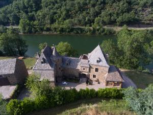 an aerial view of an old house with a lake at Château de Salamon - plage privée in Réquista