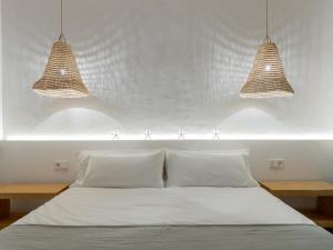 A bed or beds in a room at S'Enclova Petit Hotel