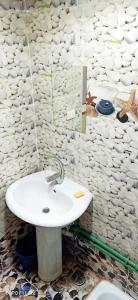 ein Badezimmer mit einem Waschbecken und einer Wand aus Handtüchern in der Unterkunft My place agata Hostel in Kairo