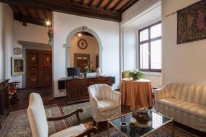 a living room with a couch and a table at Appartamento del Capitano in Cortona