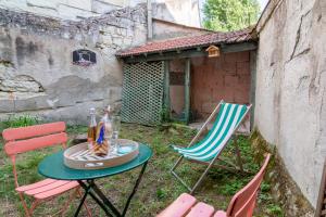 a group of chairs and a table in a yard at Little GAMBETTA in Saumur +4 photos
