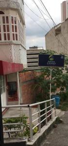a blue street sign in front of a building at Hotel Avenida El Bosque a 2 cuadras de la clínica foscal y cardiovascular,HIC,Unab in Floridablanca