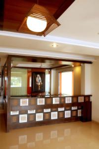 舍爾第的住宿－Hotel Sai Ramanand，大房间,带书墙