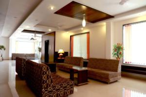 Ruang duduk di Hotel Sai Ramanand