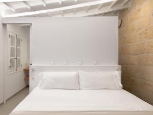 A bed or beds in a room at S'Enclova Petit Hotel