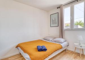 a bedroom with a bed with two blue towels on it at COCON de DOUCEUR entre DISNEY et PARIS in Villiers-sur-Marne