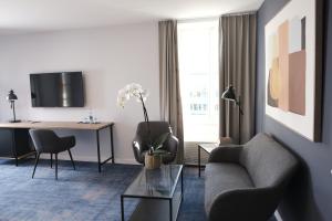 TV a/nebo společenská místnost v ubytování Boutique Hôtel de l'Ecu Vaudois + 15 fotografií