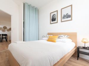 Un dormitorio blanco con una cama grande y una mesa en Lamartine Quai Saône - Centre Ville - Pont St Laurent, en Mâcon