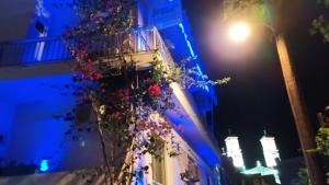 エルムポリにあるApergis Roomsの花が咲くバルコニー付きの建物