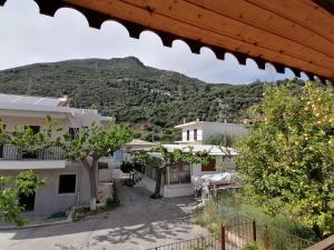vista su una casa con una montagna sullo sfondo di Vacation cozy home a Paralía Sergoúlas