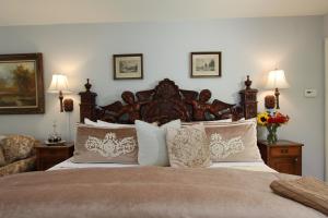 Postel nebo postele na pokoji v ubytování Old Monterey Inn