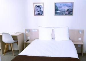 Una cama o camas en una habitación de Abelha Hôtel Le France