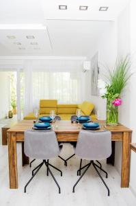 - une salle à manger avec une table et des chaises en bois dans l'établissement South Part Zamárdi, à Zamárdi