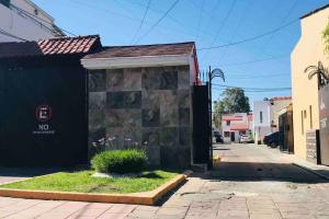 グアダラハラにあるCerca de plaza galerías, est chivas, Metropolitanoの道路上の看板のない建物