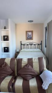 Un dormitorio con una cama grande con una manta encima. en Estudio Duquesa Golf Sierra y Mar, en Manilva