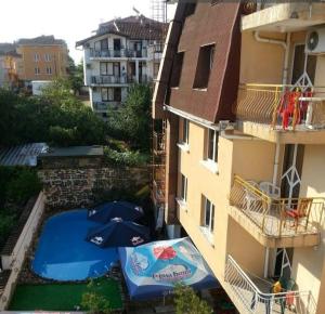 Bazén v ubytování Lotos Apartments nebo v jeho okolí + 11 fotografií
