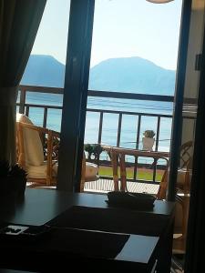 Zimmer mit einem Tisch und Meerblick in der Unterkunft Amazing Apartment next to the sea! in Agios Nikolaos