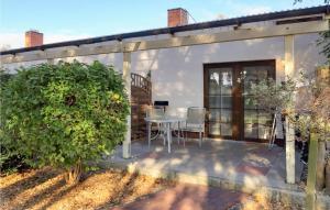 a small white house with a table and chairs at Stunning Home In Fuhlendorf With Wifi in Fuhlendorf