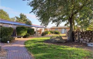 a tree in a yard next to a building at Stunning Home In Fuhlendorf With Wifi in Fuhlendorf