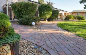 a brick walkway in front of a building at Stunning Home In Fuhlendorf With Wifi in Fuhlendorf