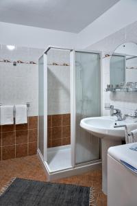 La salle de bains est pourvue d'une douche et d'un lavabo. dans l'établissement Del Mar Rabac, à Rabac