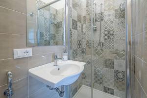 Kúpeľňa v ubytovaní Casa Gege', for up to 5 guests, shared pool, Sorrento center + 2 fotografie