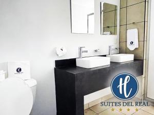 Koupelna v ubytování Hotel Suites del Real + 18 fotografií
