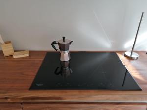 - une machine à café assise sur du parquet dans l'établissement Villa Emilia, à San Giovanni in Marignano