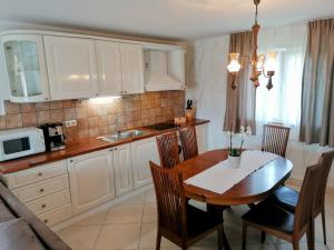 Kuchyň nebo kuchyňský kout v ubytování Apartments Villa Marid