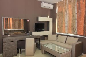 TV a/nebo společenská místnost v ubytování Bedroom Place Guest Rooms