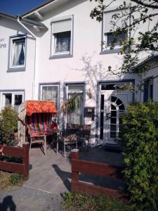 eine Terrasse vor einem weißen Haus in der Unterkunft Apartment Ostsee Haus Sandra in Dahme