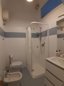 Et badeværelse på Appartamento centralissimo a Casciana Terme