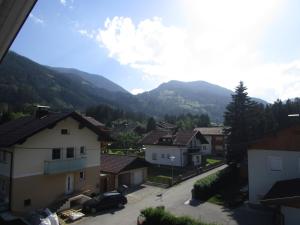 Vista generica sulle montagne o vista sulle montagne dall'interno del bed & breakfast