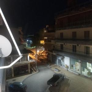 eine Luftansicht eines Parkplatzes in der Nacht in der Unterkunft TSELIOS in Messini