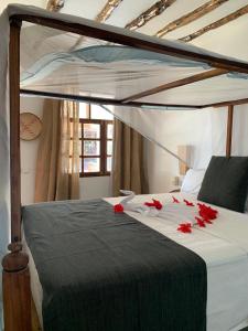 Tempat tidur dalam kamar di Nest Style Beach Hotel Zanzibar