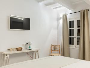 A television and/or entertainment centre at S'Enclova Petit Hotel