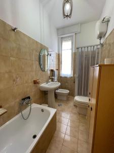 bagno con vasca, lavandino e servizi igienici di A casa di Pacifica ad Attigliano