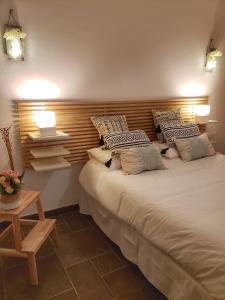 a bedroom with two beds and a wooden headboard at Santiago Sur, Camino Portugués in Milladoiro