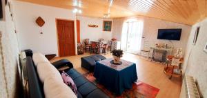 Khu vực ghế ngồi tại 3 bedrooms house with enclosed garden and wifi at Perena de la Ribera