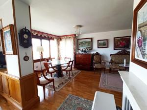 salon ze stołem i krzesłami w obiekcie Covas Beach Jardín w mieście Viveiro