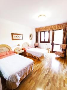 pokój hotelowy z 2 łóżkami i 2 krzesłami w obiekcie Covas Beach Jardín w mieście Viveiro +22 zdjęcia