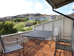 Balkoni atau teres di 6 person holiday home in Bovallstrand