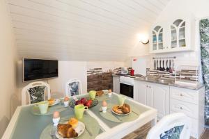 A kitchen or kitchenette at Holiday House Siófok