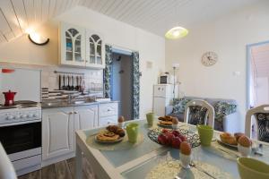 A kitchen or kitchenette at Holiday House Siófok