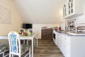 A kitchen or kitchenette at Holiday House Siófok